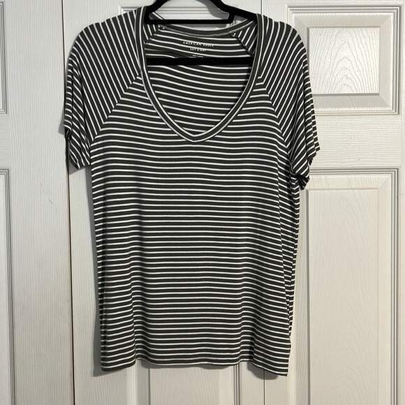 AMERICAN EAGLE FOREVER 21 Size Medium Set of 2 Shirts Green Stripe V-Neck Soft - Picture 3 of 11